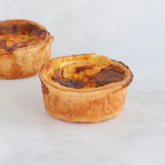 Individual goat cheese and tomato quiche