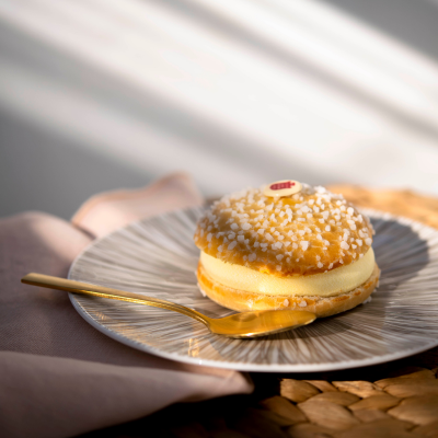 Brioche à la fleur d'oranger et saupoudrée de grains de